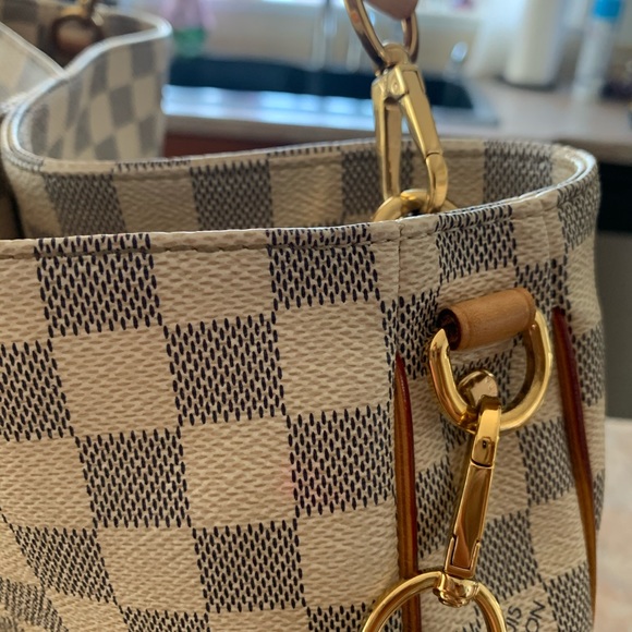 Louis Vuitton - Picture 7 of 8